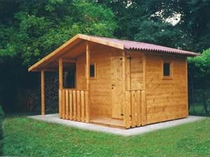 Casetta da giardino in legno con staccionata e portico frontale