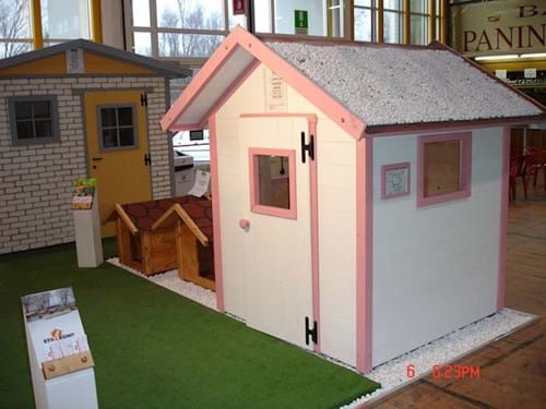Casetta in legno rosa per bambini