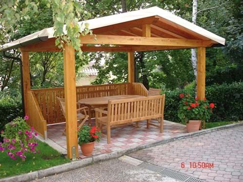 Gazebo in legno con panchina