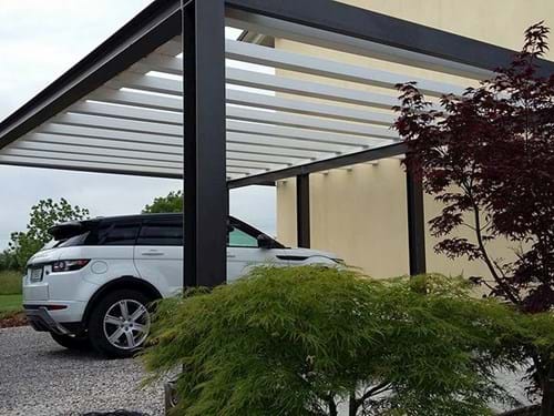 Porticato in acciaio e legno per auto