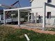 Grande porticato in legno verniciato bianco per copertura automobili